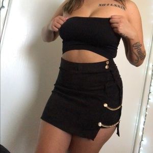 Black miniskirt with chain